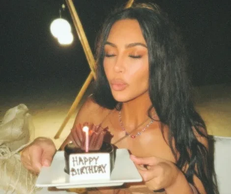Kim Kardashian brinda a nova idade nas Filipinas