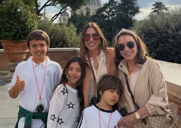 Patrícia Abravanel viaja para a Itália com a mãe e os herdeiros
