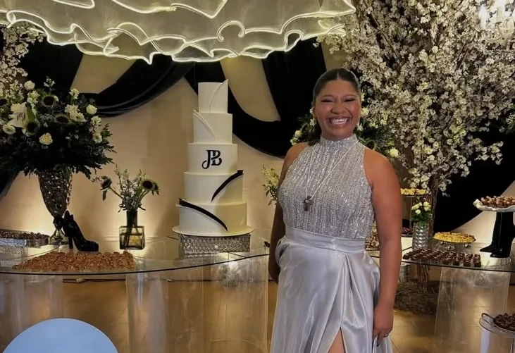 Juliana Barbosa celebra 40 anos em festa elegante