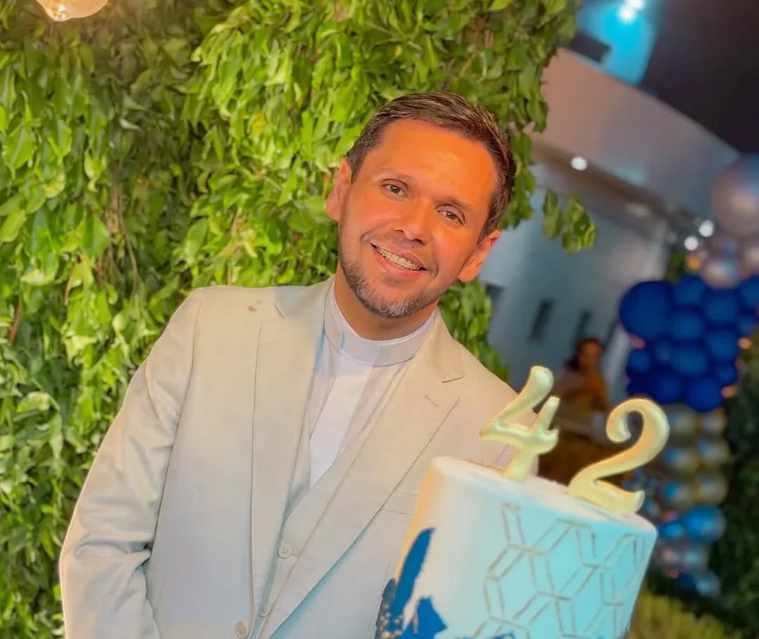 Padre Helano celebra 42 anos e recebe homenagens de fiéis