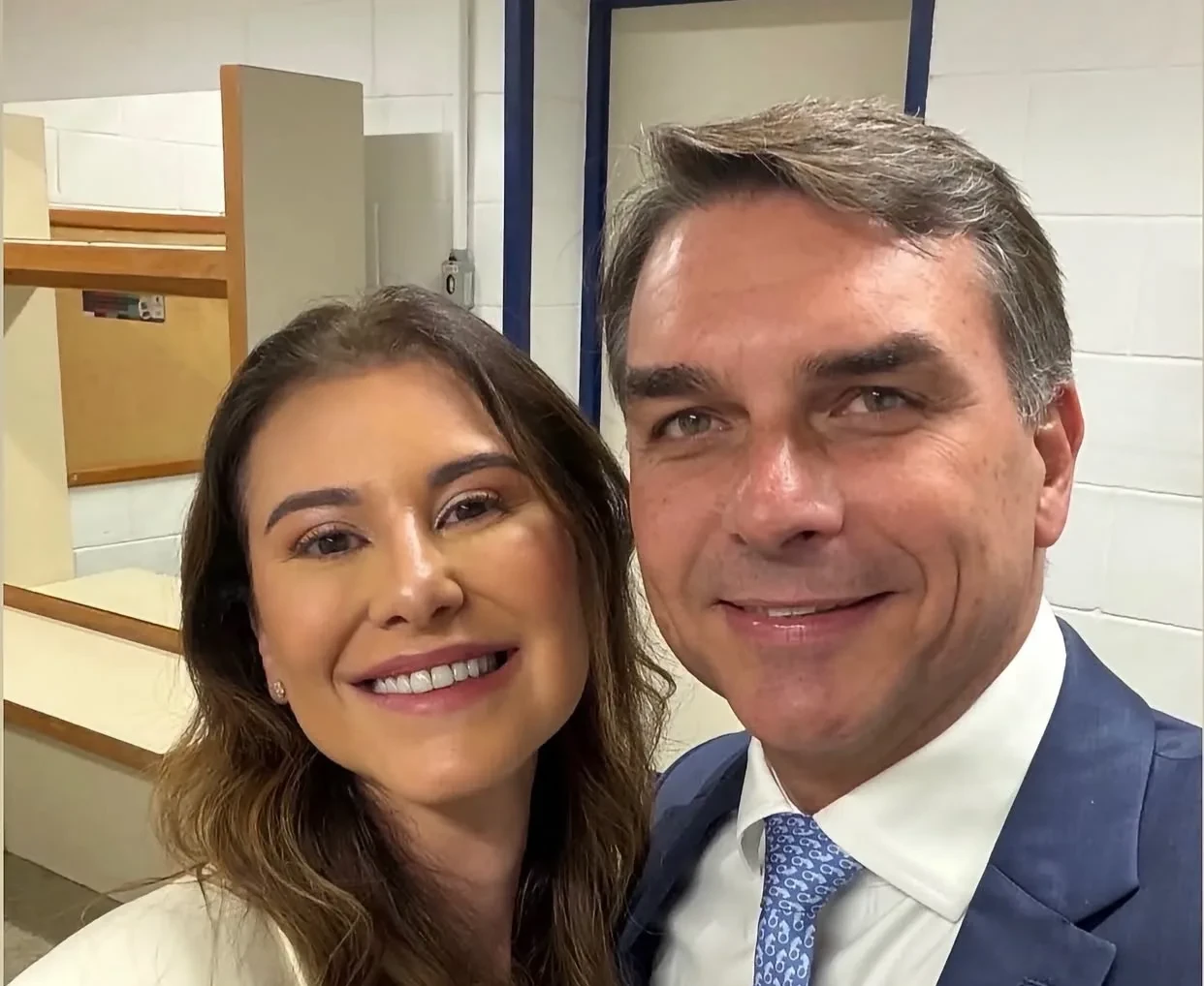 URGENTE: após fugir, Flávio Bolsonaro chega aos Estados Unidos