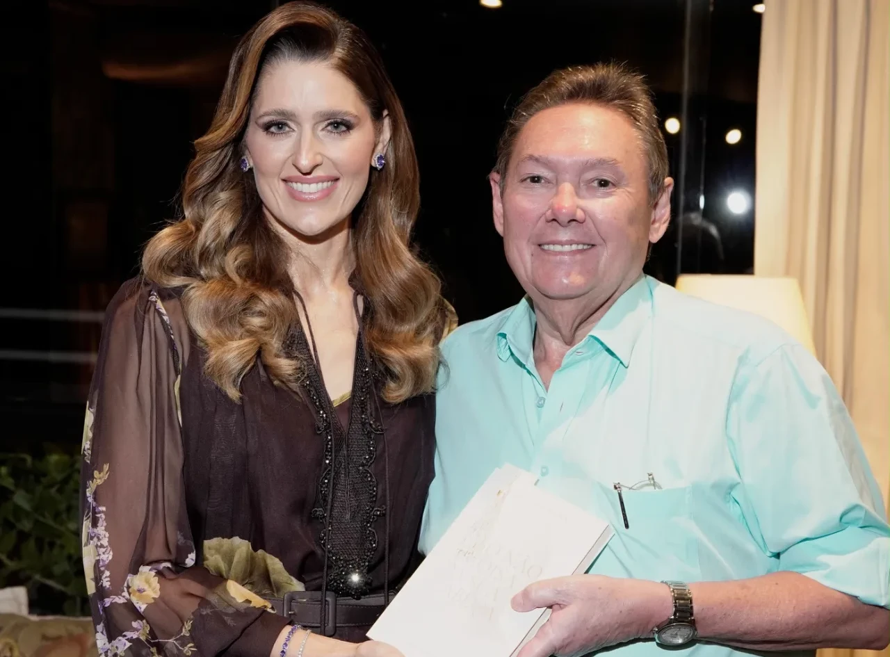 Rebeca Leal Bastos lança livro em noite de luz e elegância