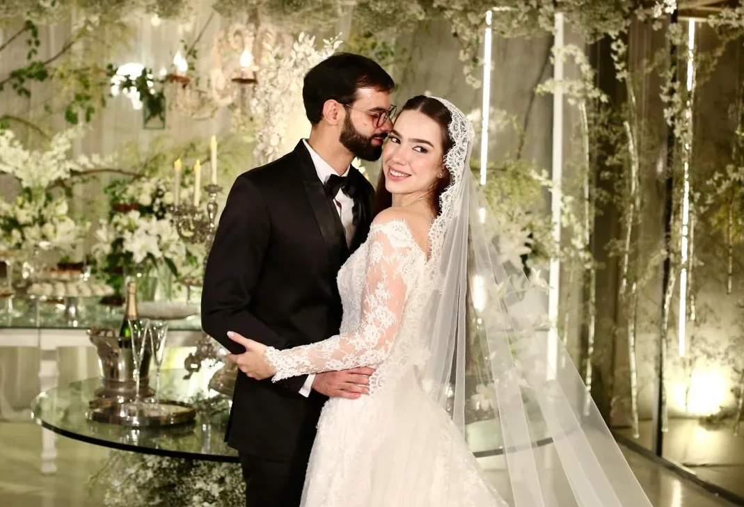 Lívia Moreno e Antonio Damião Neto sobem ao altar e selam amor eterno
