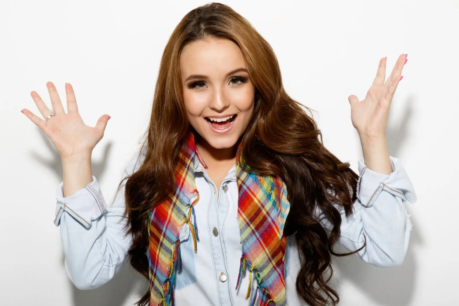 Larissa Manoela faz show no estacionamento do Iguatemi