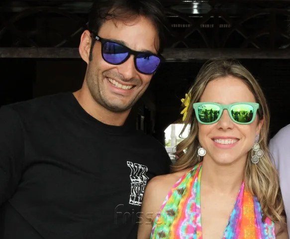 Mirela Freire curte dias em Noronha