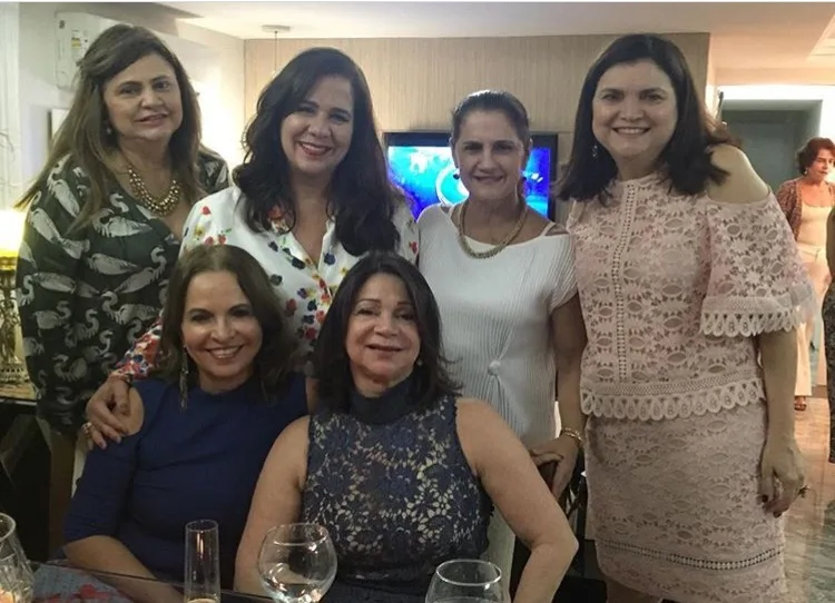 Hortência Sucupira brinda com as amigas