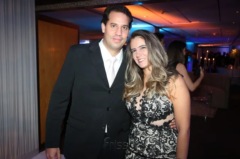Livia e Bruno Batista anunciam presente da cegonha