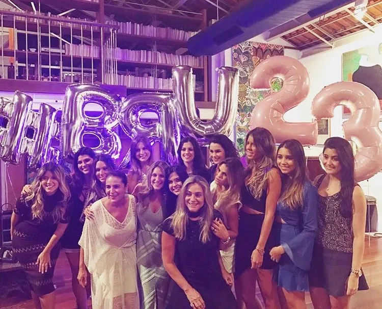 Bruna Magalhães ganha festa surpresa