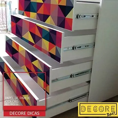 Móveis repaginados com papel de parede em adesivo