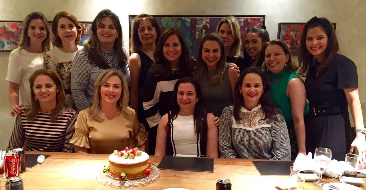 Suyane Dias Branco brinda com friends