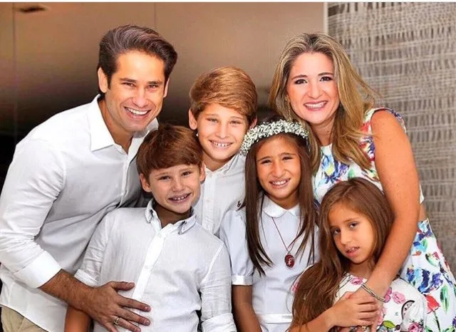 Patriciana e David Rodrigues em 1ª Eucaristia da filha
