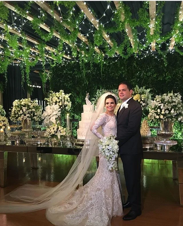Larissa Navarro e Ivan sobem ao altar