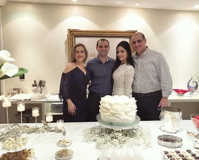 Carolina Ary e Caio César de aliança na mão direita