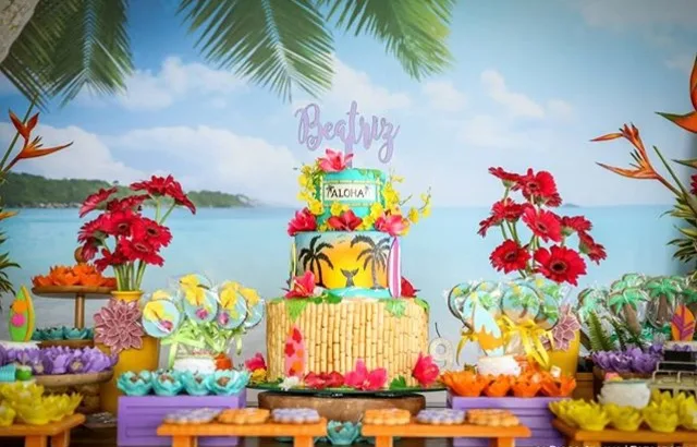 A festa havaiana de Beatriz Queiroz