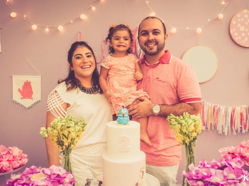Blogger Natália Teixeira sopra 2 velinhas da filha