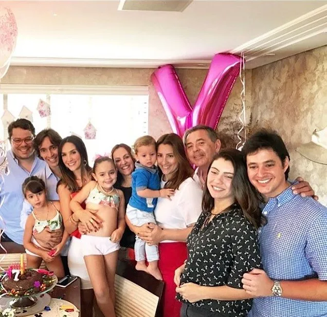 Marcela e Rodrigo Carvalho cantam parabéns de Victória