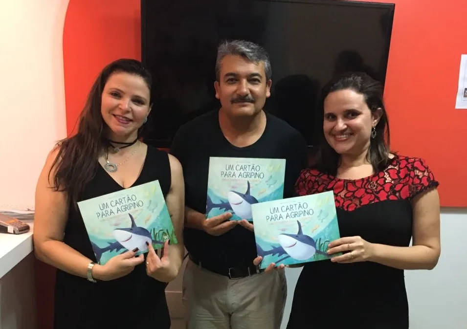 Carlos Velázquez autografa livro no Vida Infantil