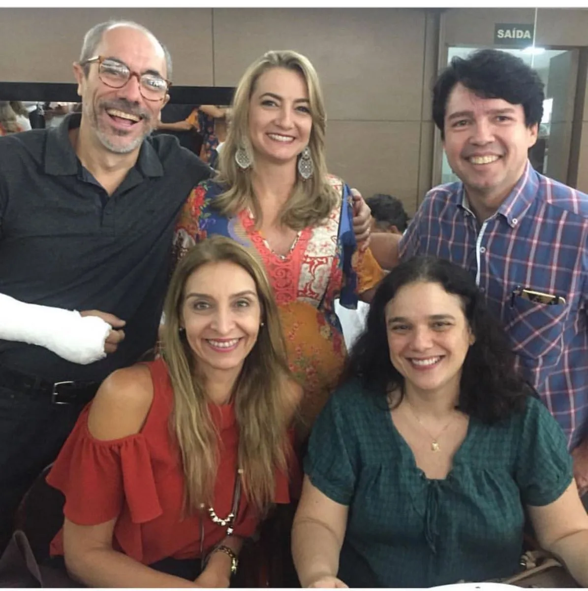 Louise Santos ganha sessão velinha