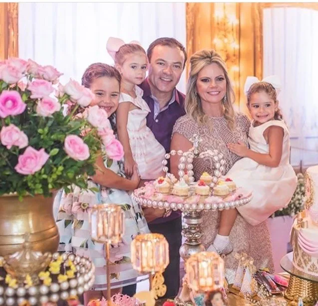 Layla e Fujita Neto festejaram niver das gêmeas
