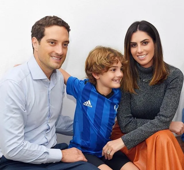 Nicole Pinheiro e Abraham Pio sopram as 8 velas do filho