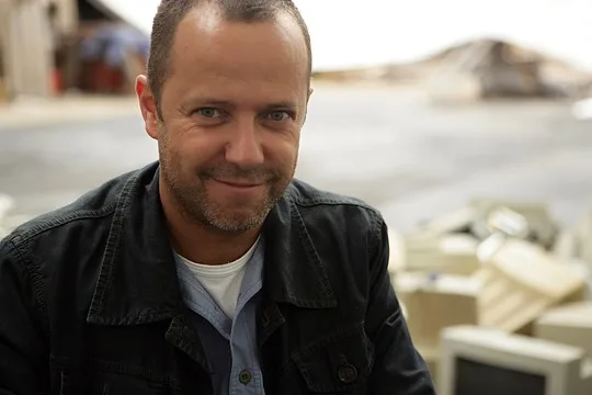 Vik Muniz será homenageado no baile de gala da amfAR