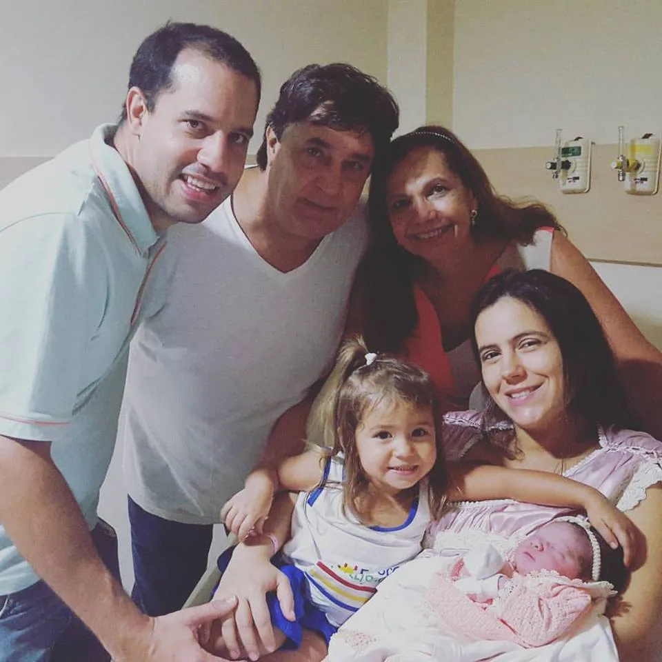 Ivna chega para Lívia e Bruno Batista