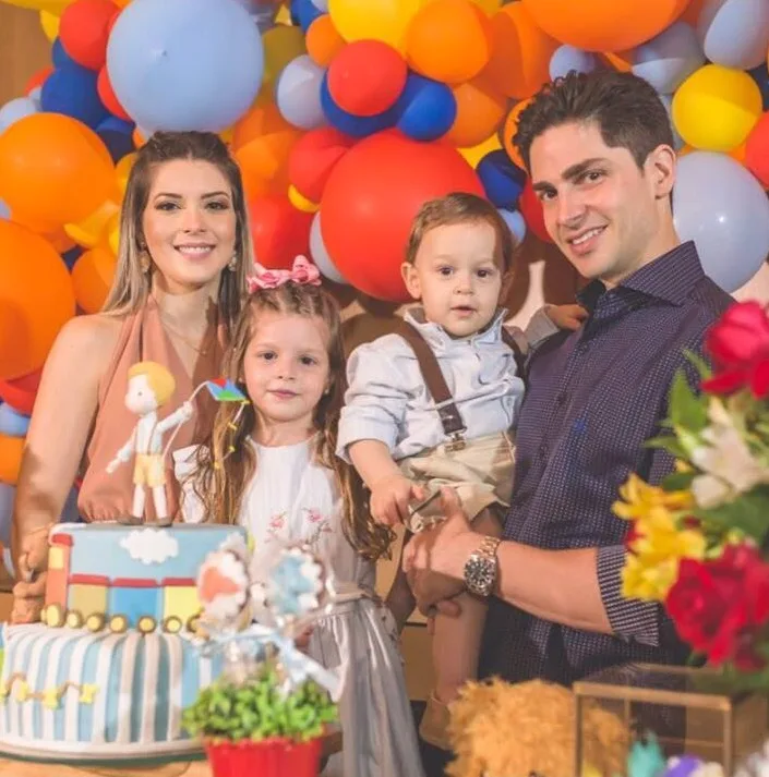 Juliana e Jonathan Magalhães sopram velinha de Otávio