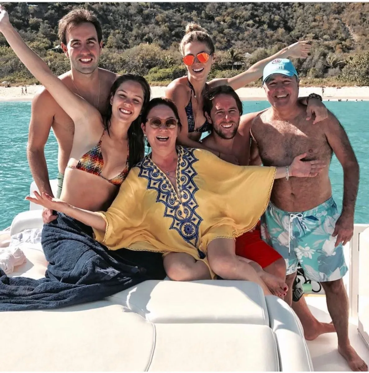 Paula Frota sopra velinhas