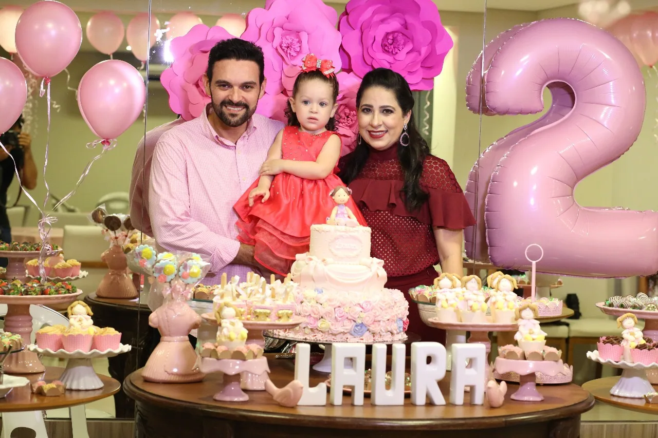 Anelise e Clóvis Holanda festejaram 2 anos da Laura