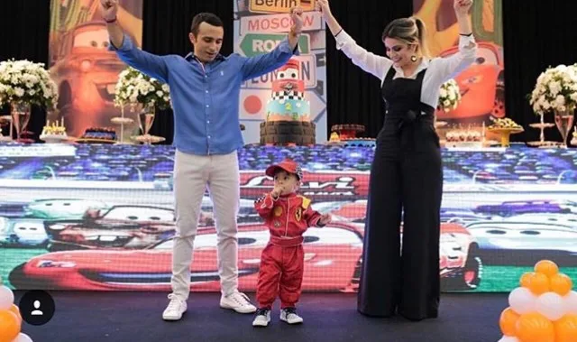 Kamila Melo e Tiago Rolim sopram duas velinhas do filho