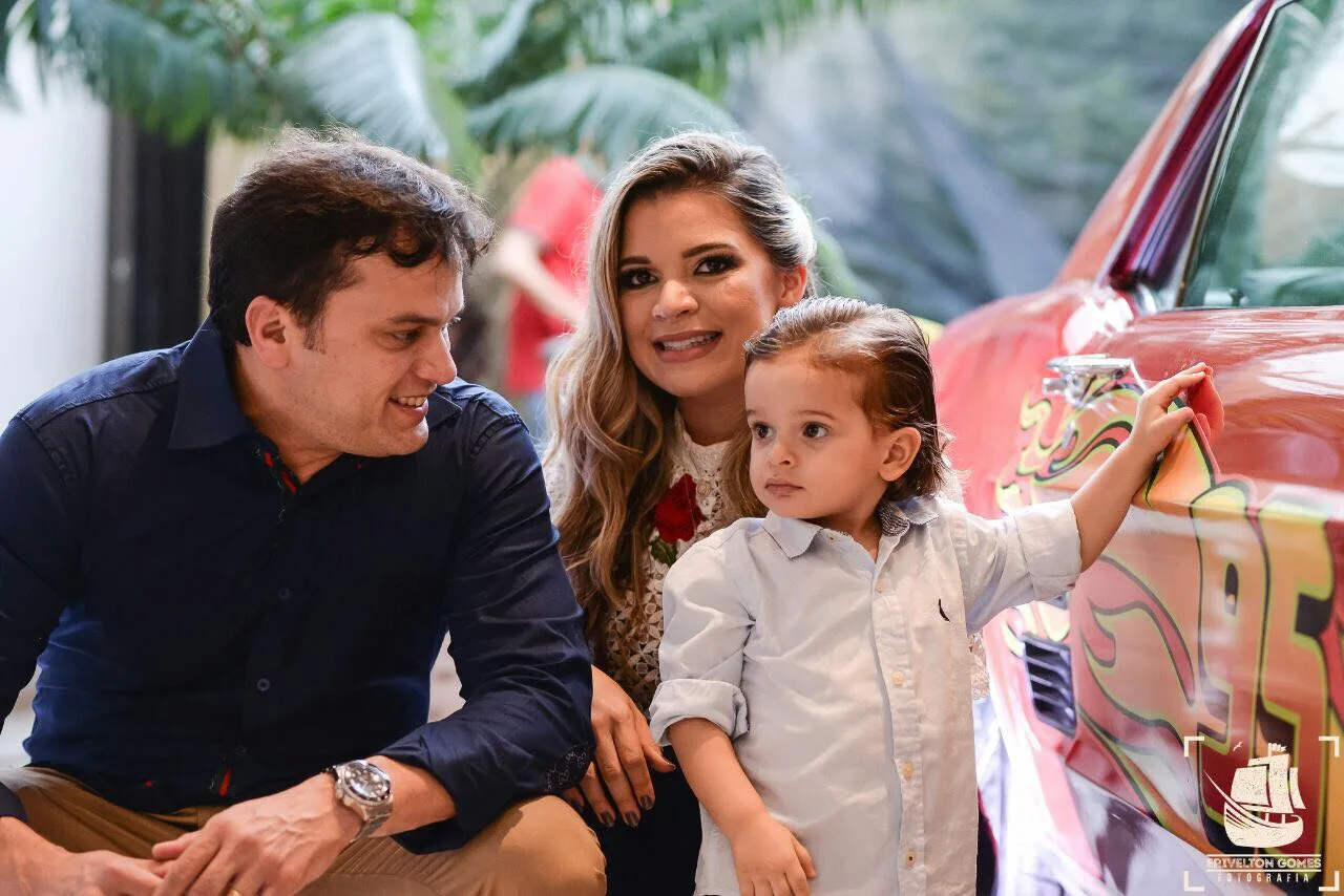 Kamila e Adriano Barbosa sopram duas velinhas de Ian