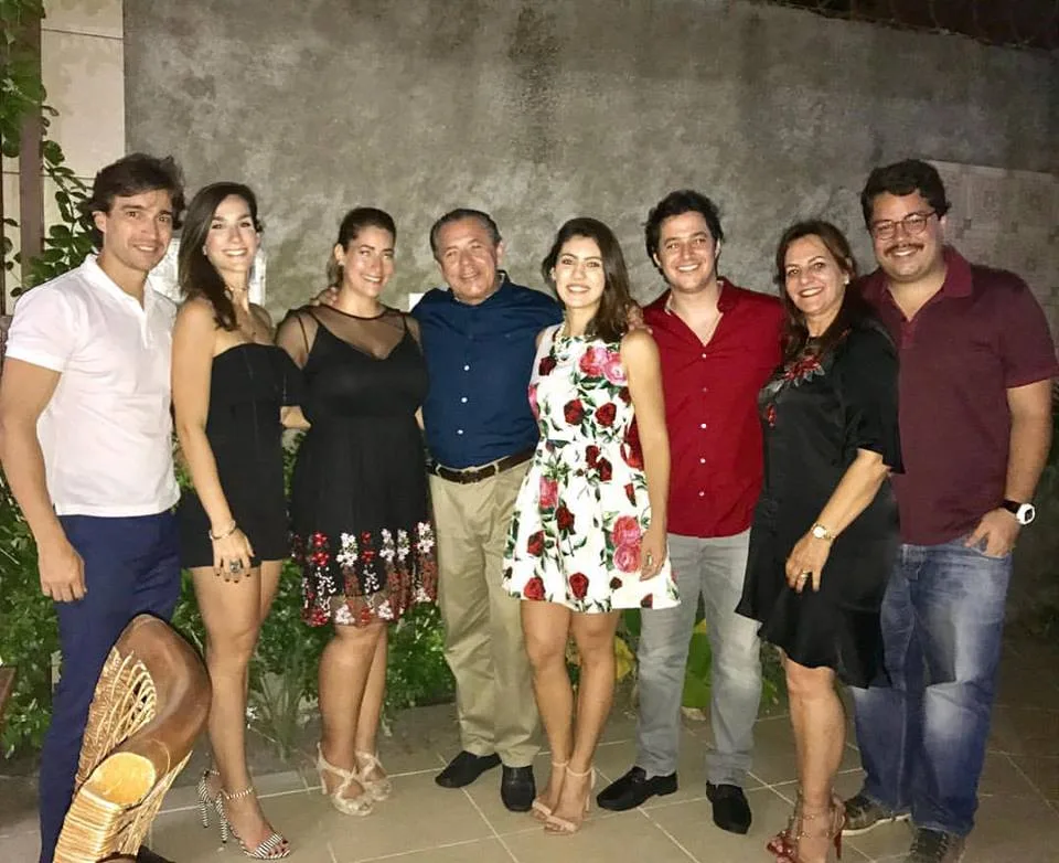 Carla Braga e João Filho de aliança na mão direita