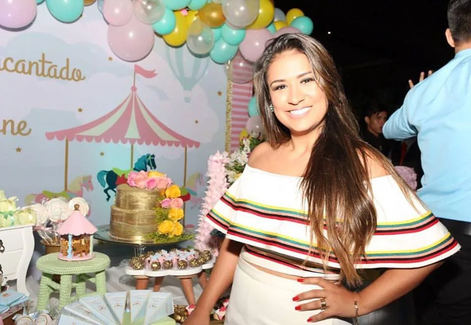 Cantora Simone comemora niver