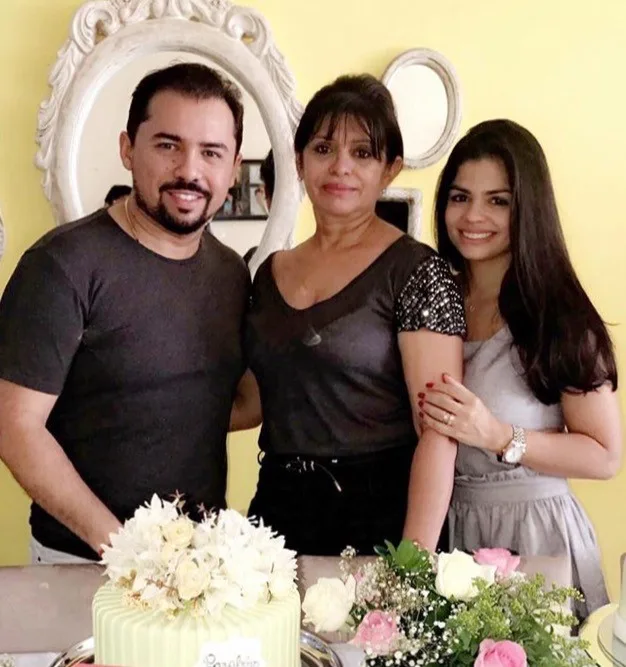 Isabele Temóteo sopra velinhas da mãe