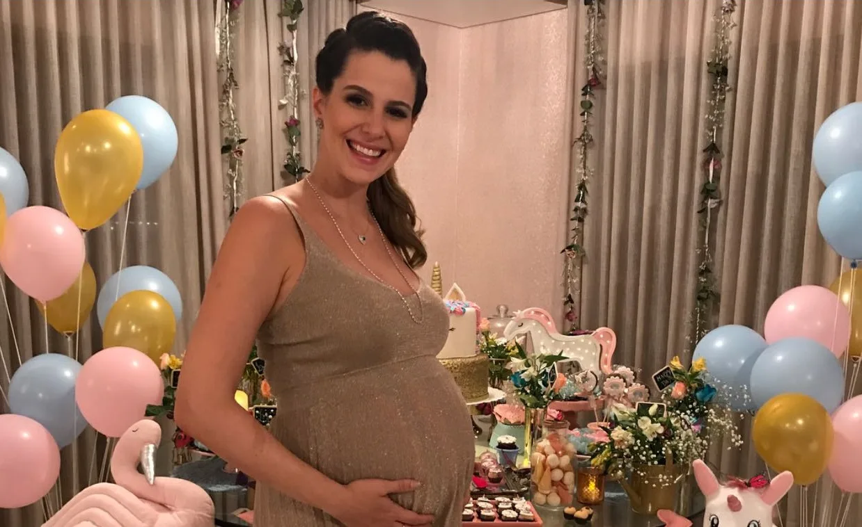 Natália Viana recebe para chá de baby