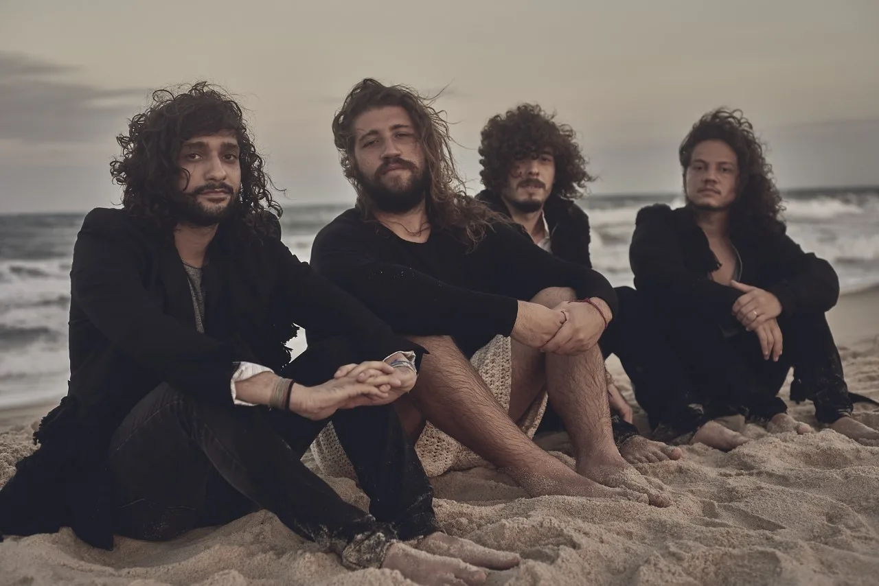 Selvagens À Procura de Lei no Pôr do Sol da Vila