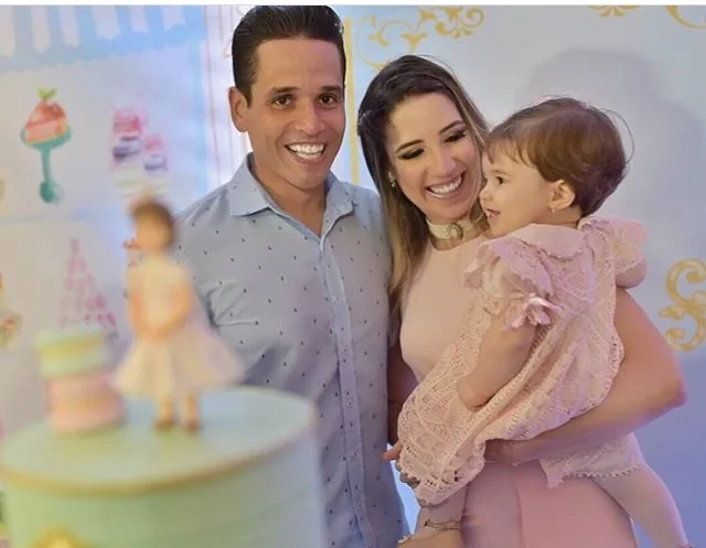 Liana e Rafael Sá sopram 1ª velinha de Sara