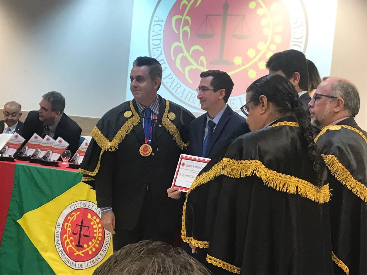 Roberto Victor é agraciado com Medalha Afonso Pereira