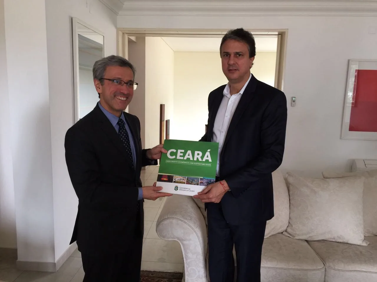Camilo Santana se reúne com embaixador brasileiro em Angola