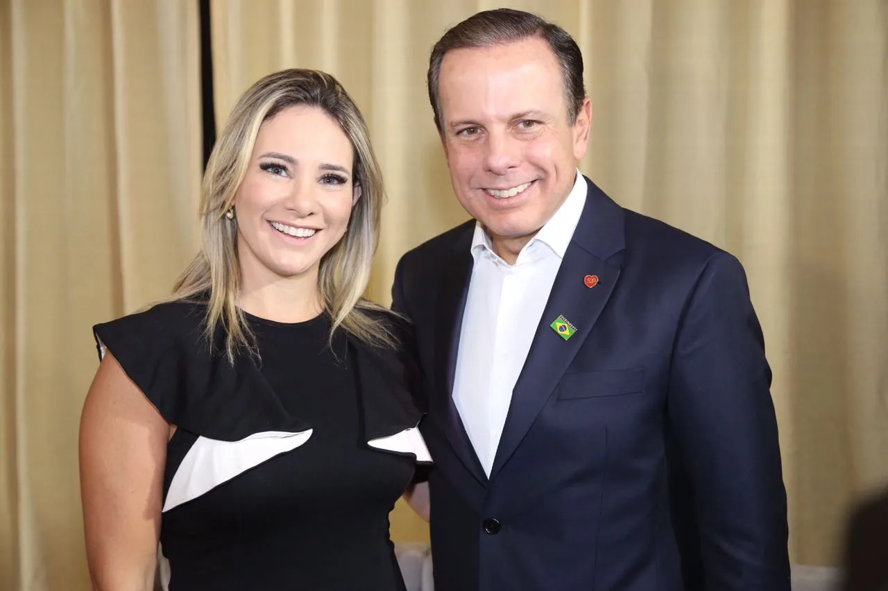 Gaída Dias atenta à palestra de João Dória