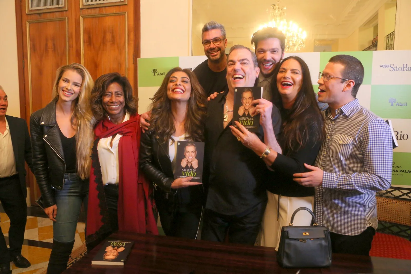 Marco Antonio de Biagi lança autografa livro