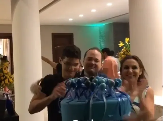 Happy Birthday de Otávio Queiroz Filho