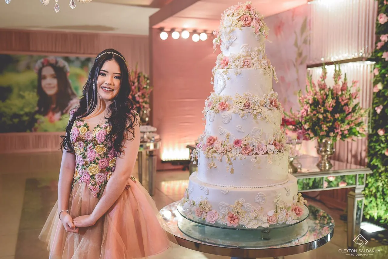 Mariana Falcão brilha em baile debutante