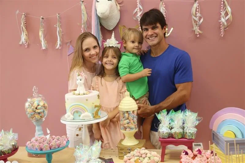 Manuela Petrone celebra aniversário com unicórnios