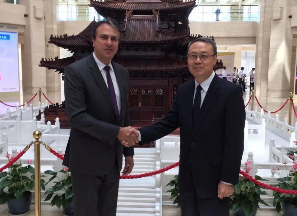 Camilo Santana firma parceria com instituição chinesa