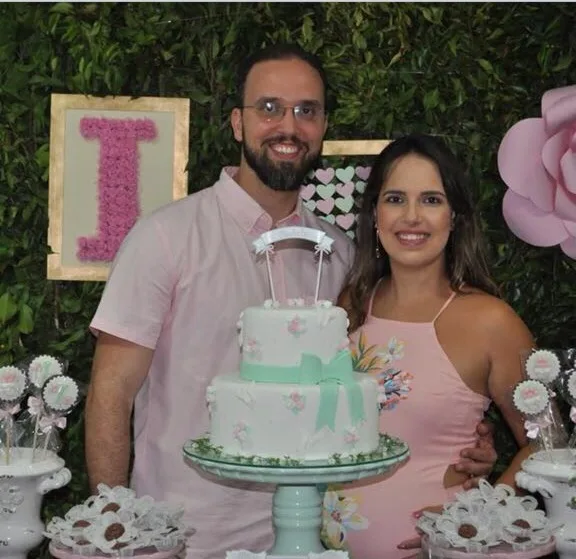 Bruna e Hugo Andrade fazem chá da Isabela