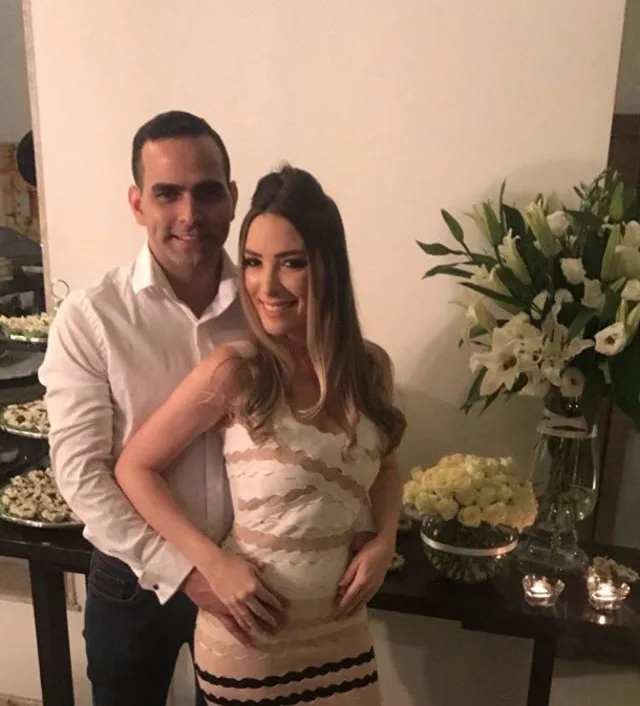 Mirella Moreira e Erik Guanabara ficam noivos