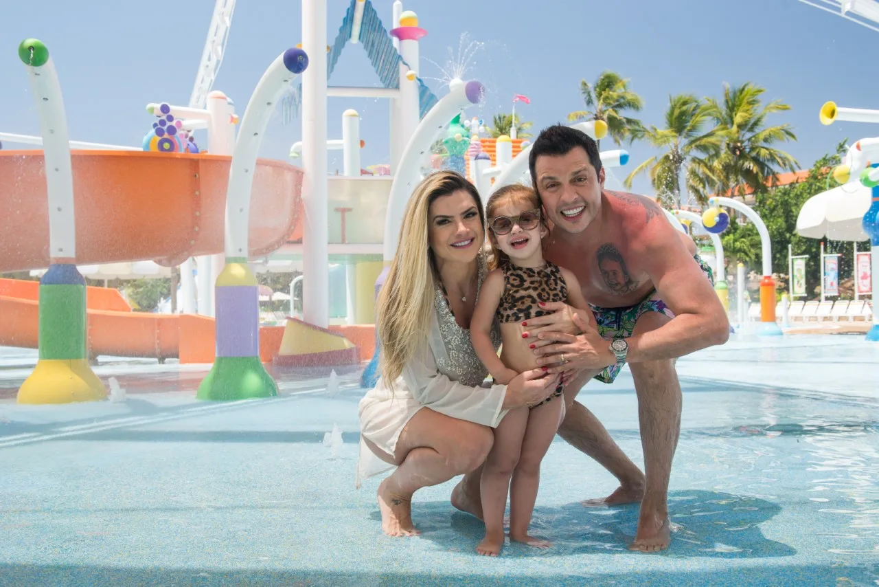 Mirella Santos e Ceará se divertem no Beach Park