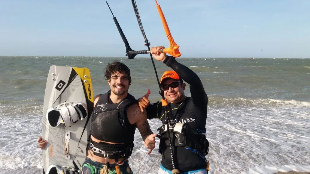 Caio Castro curte descanso no Ceará