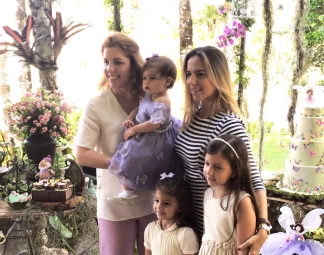 Ticiana e Edson Neto sopram primeira vela da filha